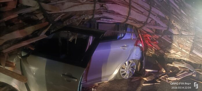 ಚಲಿಸುತ್ತಿದ್ದ ಕಾರಿನ ಮೇಲೆ ಬಿದ್ದ ರೀಪರ್ ತುಂಬಿದ ಲಾರಿ